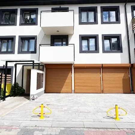 Apartment With Balcony - Free Parking